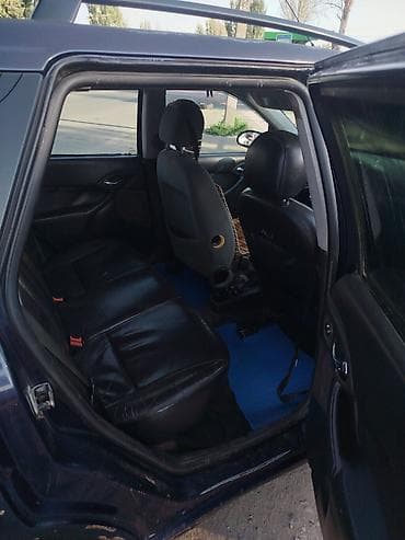 два авто: Ford Focus: 2000 г., 0.2 л, Механика, Бензин, Универсал — 3
