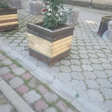 Деревянные уличные кашпо-клумбы квадратной формы. - Материал: массив at lalafo.kg Деревянные уличные кашпо-клумбы квадратной формы. - Материал: массив