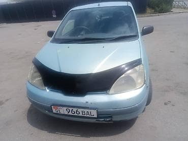 справа: Toyota Prius: 2000 г., 1.5 л, Гибрид, Лифтбек — 4