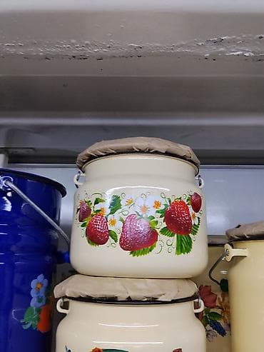 Эмалированное ведро с крышкой, кремового цвета, с ярким клубничным