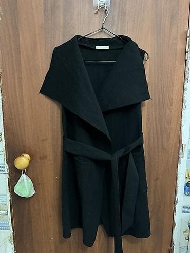 длинная накидка: Черный жилет-накидка с поясом - Фасон: длинный жилет без застежек, с — 1