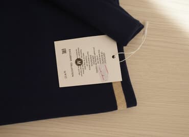 стильная одежда больших размеров для женщин: Бомбер (varsity jacket) с капюшоном, цвет синий/белый - Лейбл — 1