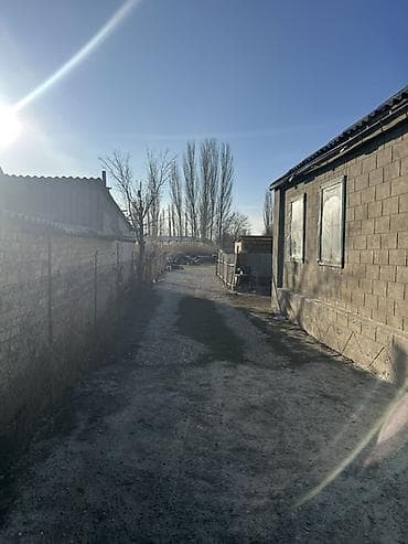 ищю дом в токмоке: Продаётся жилой дом с хозпостройками и просторным двором. Находится в — 3
