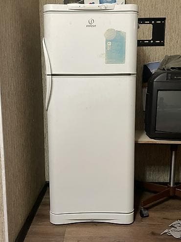 Холодильник Indesit, двухкамерный (верхняя морозильная камера, нижняя at lalafo.kg Холодильник Indesit, двухкамерный (верхняя морозильная камера, нижняя