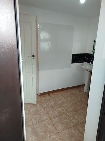 кв: Квартира берилет, прихожкасы м-н эки комната, душ, туалет ичинде. Ысык — 3