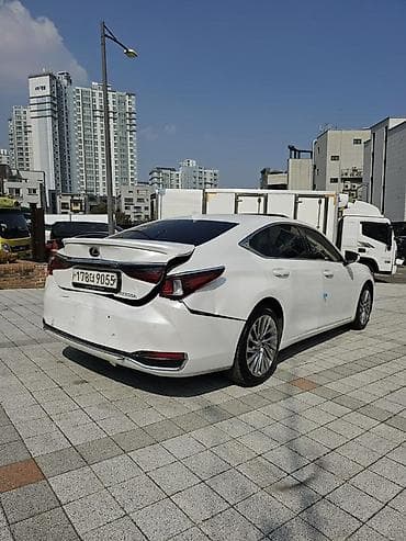 Продажа авто: Lexus ES: 2023 г., Бензин, Седан — 5