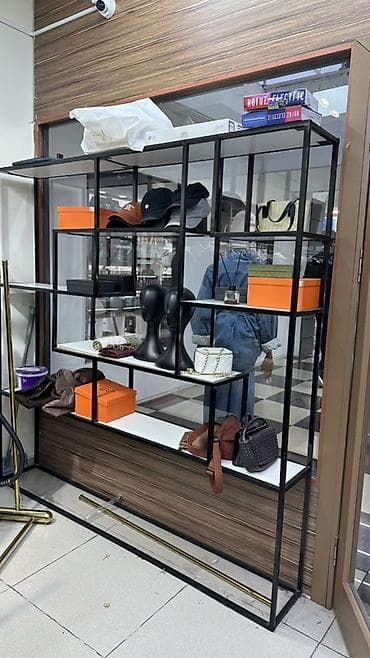 Сдается витрина для сумки или обуви Длина 2.2 м высота 2.2 м Или же