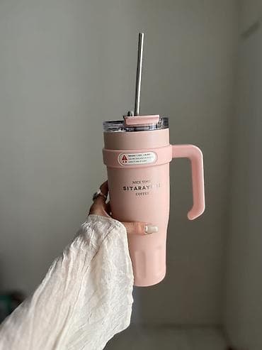 Термокружка розового цвета, предназначенная для напитков. Изделие