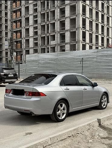 с4 2: Honda Accord (седан, серебристый металлик) - Кузов: 4‑дверный седан — 3