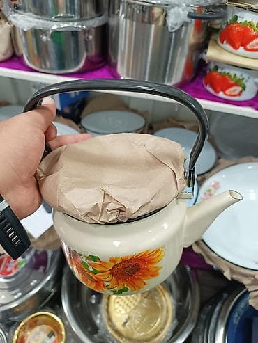 чайник для полировки: Эмалированный чайник с рисунком подсолнухов и клубники. - Материал — 2