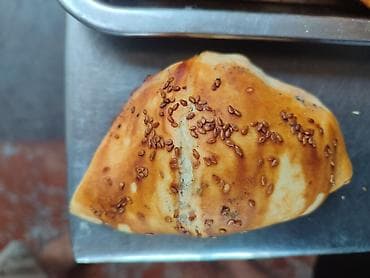 продаю булочки: Пирожки печёные с кунжутом - Свежая выпечка треугольной формы с — 1