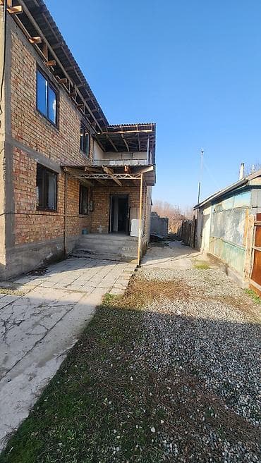 продаю 3 комн квартиру: Продаётся двухэтажный кирпичный дом. Основные характеристики: - — 10