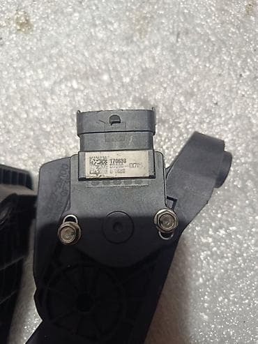 бесконтактный дпдз: Педаль акселератора (электронная, с датчиком положения) Описание: - — 4