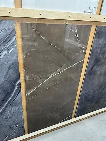 Плитка из керамогранита с рисунком под мрамор. Коричневый фон с белыми — 1