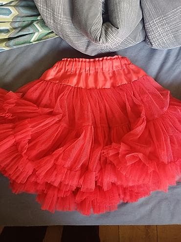 бесплатна: Отдаю вещи в хорошем состоянии для девочки 6-7 лет, платья, брюки — 2