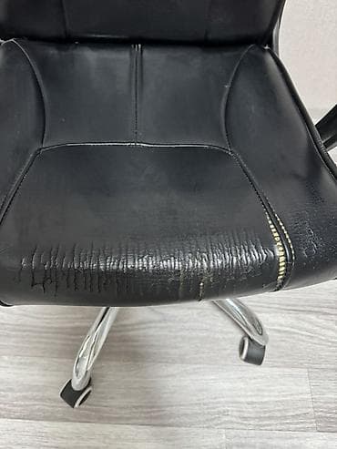 office table: Офисное кресло, Б/у, С колесиками, цвет - Черный, Экокожа, Самовывоз, Платная доставка — 5