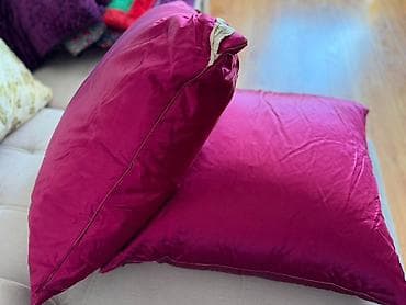 Продаются две подушки «знаменитое производство Лебедь», не кто не