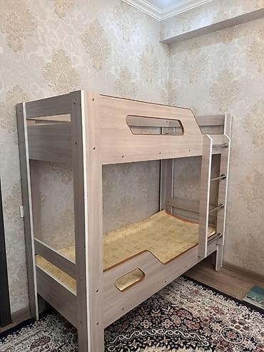 Кровати: Двухъярусная кровать из ЛДСП светлого древесного оттенка. - — 1