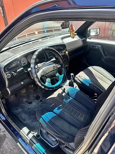 Volkswagen Vento: 1993 г., 1.8 л, Механика, Бензин, Седан at lalafo.kg Volkswagen Vento: 1993 г., 1.8 л, Механика, Бензин, Седан