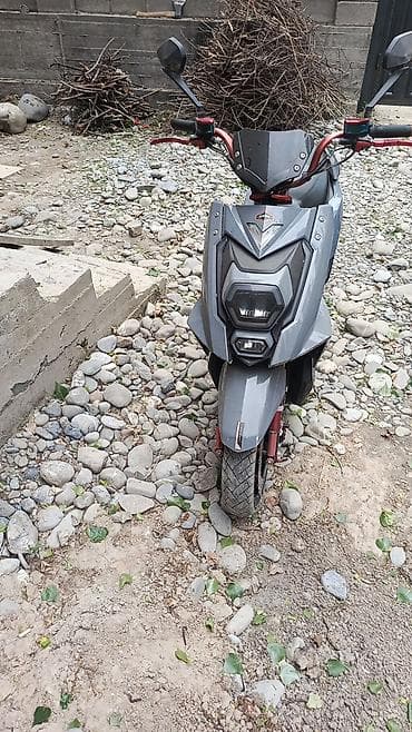 бэушный скутер: Электроскутер/мопед городского типа, серый цвет, спортивный дизайн — 4