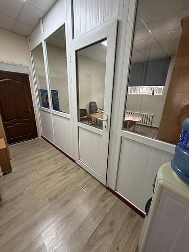 Коммерциялык мүлк: Кеңселерди ижаралоо, 18 м², Турак комплексинде, 1-катар, Юридикалык дареги менен — 3