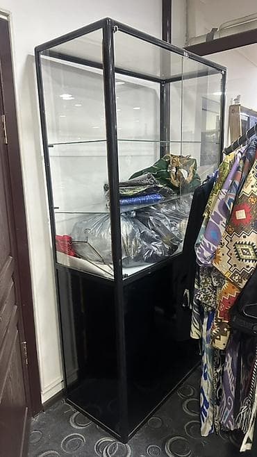 Стеклянные торговые витрины (2 шт.) 1) Вертикальная витрина: -