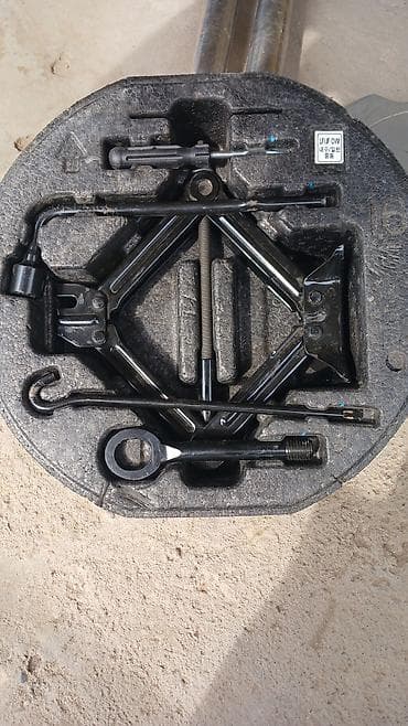 Комплект штатного инструмента для автомобиля в круглой пенальной нише