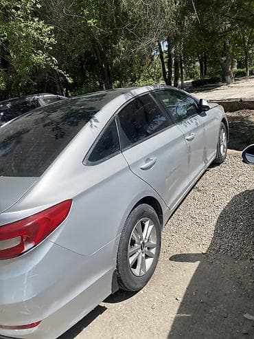 Продажа авто: Седан бизнес‑класса серебристого цвета. Кузов и экстерьер: - 4 двери — 2