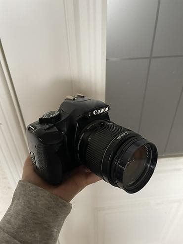 Зеркальный фотоаппарат Canon EOS с китовым объективом Canon Zoom Lens