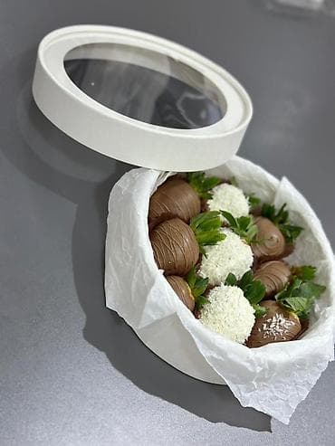 блоки грибы: Нежный меренговый рулет, украшенный свежими ягодами и листиками мяты — 4