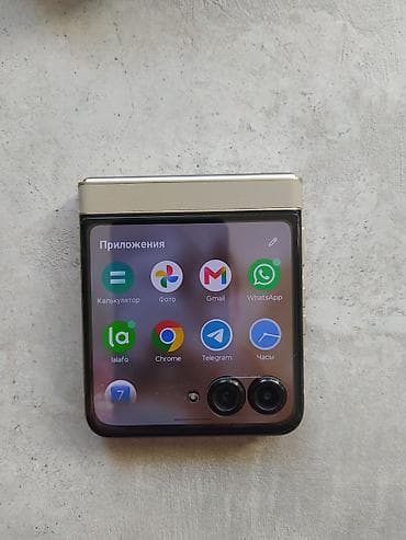 телефон поко ф4: Motorola Razr 50, цвет - Бежевый — 1
