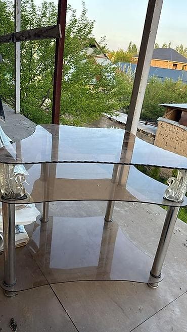 стол с выдвижными ящиками: Стеклянный журнальный/телевизионный столик с тремя полками. - — 1