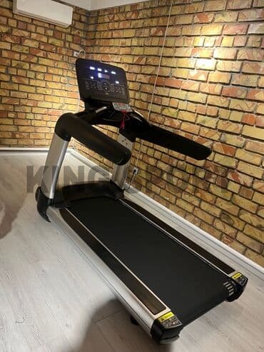 тренажерный оборудование: Беговая дорожка Life Fitness с электронным управлением. Оснащена — 3