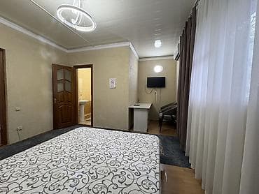 Уютный номер с двуспальной кроватью и собственной ванной комнатой