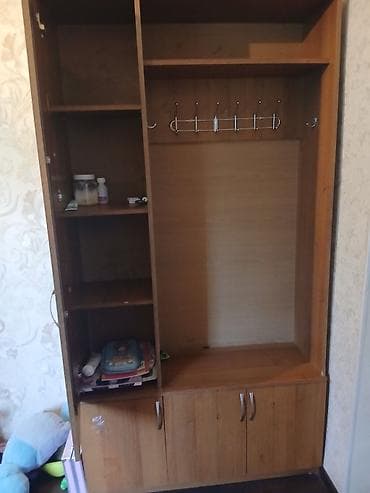 Продается шкаф ля прихожей не сломанный все ящики целые двери тоже