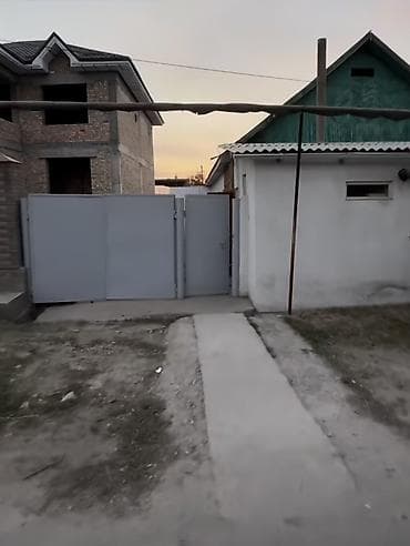 Недвижимость: Продается полдома с земельным участком Площадь земли 1,3 соток Площадь — 1