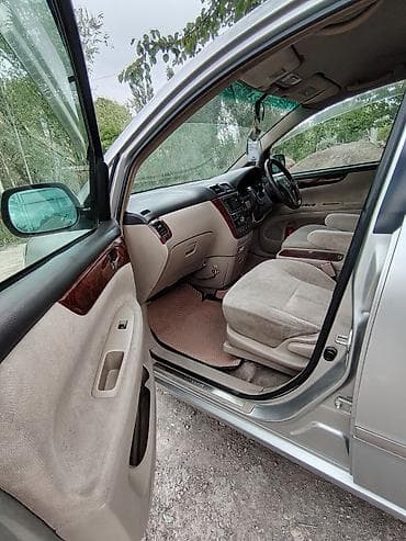 camry 75: Серебристый компактвэн/универсал с тонированными задними стеклами — 9