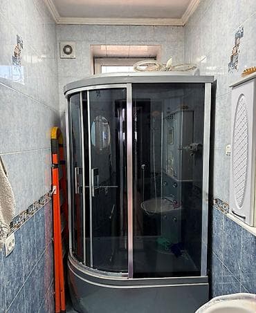 дом для кош: Продам 2-х этажный дом в районе рынка Дордой моторс. Участок 5,7 — 7