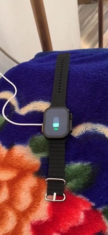 Смарт‑часы с прямоугольным дисплеем и силиконовым ремешком