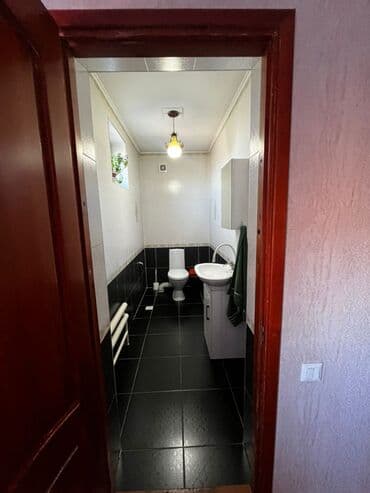 сдаю дом в токмоке: Сдаю дом двух этажный на долгий срок!!! Центр конализациягаз,трёх — 21