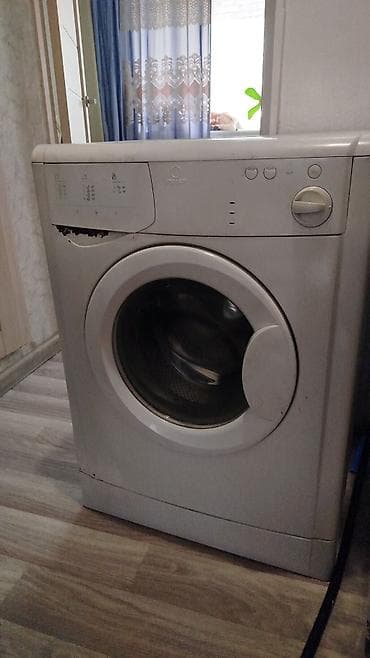 Стиральная машина Indesit (фронтальная загрузка) и газовая плита с