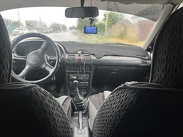 Транспорт: Mazda 323: 1994 г., 1.3 л, Кол менен иштөөчү, Бензин, Хетчбек — 4