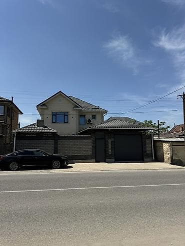 Двухэтажный частный дом с закрытой территорией и капитальным забором