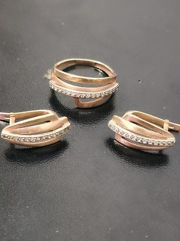 Комплект ювелирных украшений: кольцо и серьги 375 пр.размер 16.5 - at lalafo.kg Комплект ювелирных украшений: кольцо и серьги 375 пр.размер 16.5 -