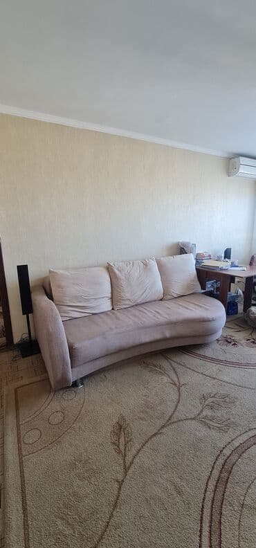 Диван-кровать, б/у. Длина 224 см, ширина 110 см, в разложенном виде