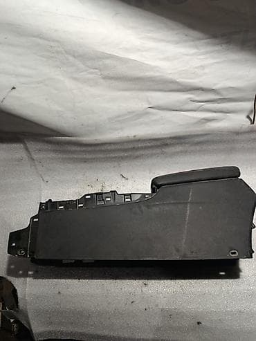 Детали салона: Центральная консоль с подлокотником для автомобиля. Характеристики: - — 1