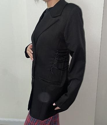 женский куртка: Черный женский пиджак с регулируемой шнуровкой по бокам. Размер S/M — 4
