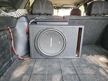 трекер для авто: Зз - Отдельный 4‑канальный усилитель Hertz (виден сбоку) — для — 4