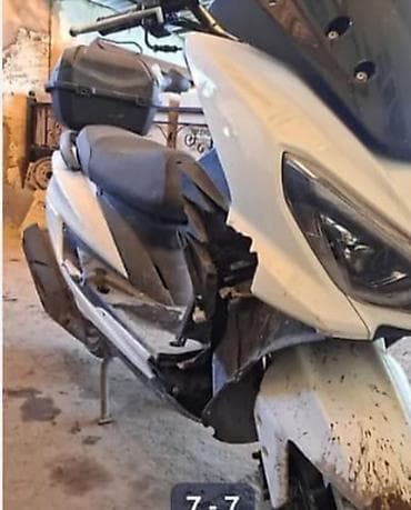 экипировка для мото: Скутер-макси, белый, в хорошем состоянии 150 куб минус только по — 1