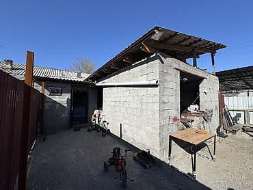 бала бакча: Продаётся жилой дом барачного типа в г. Кант 血， Дом включает: — 4 — 6